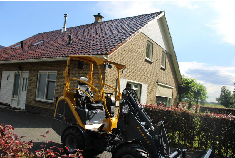 Eurotrac w11 M OOK W12S OP VOORRAAD - اللودر المجنزر صغير: صورة 1 Eurotrac w11 M OOK W12S OP VOORRAAD - اللودر المجنزر صغير: صورة 1