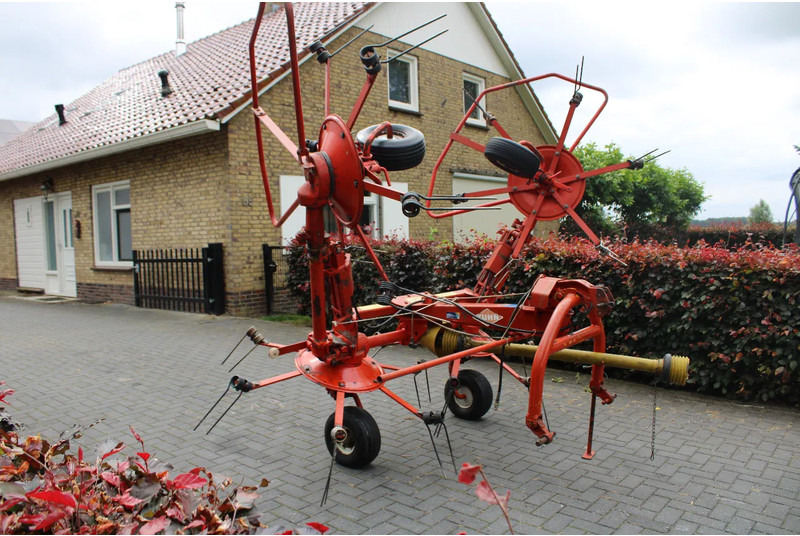 Kuhn GF 5000MHA - آلة تيبيس العشب/ آلة جمع العشب: صورة 1 Kuhn GF 5000MHA - آلة تيبيس العشب/ آلة جمع العشب: صورة 1