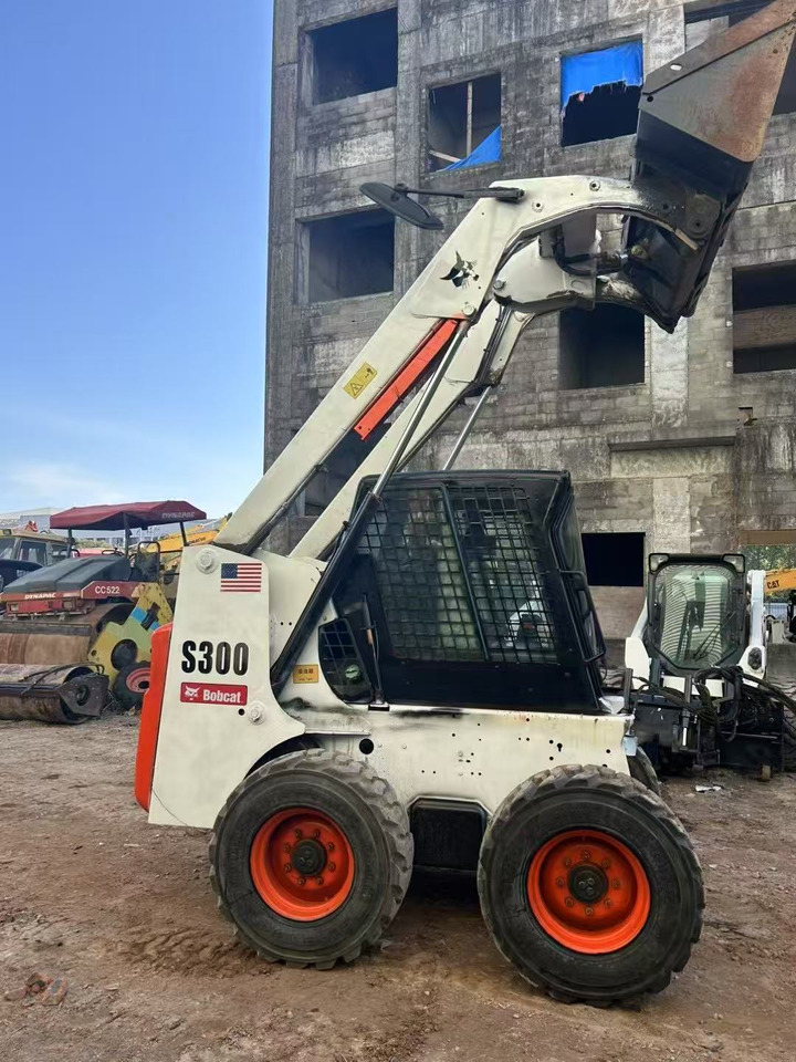 BOBCAT s300 - شيول صغير: صورة 1 BOBCAT s300 - شيول صغير: صورة 1