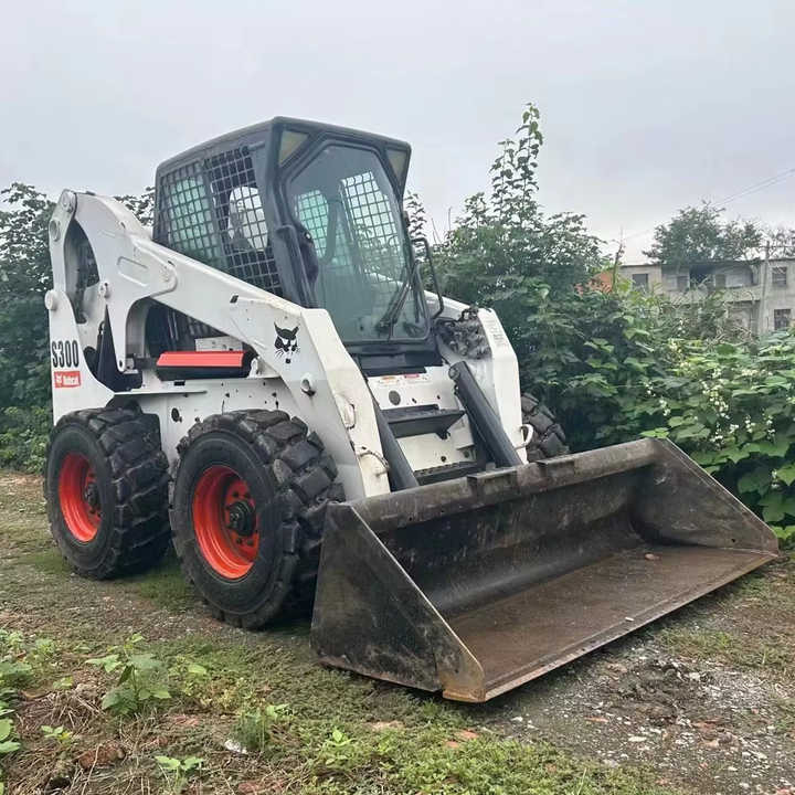 Second Hand BOBCAT S300 Skid-steer Loader with Very Good Performance Is for Sale at a Low Price - شيول صغير: صورة 1 Second Hand BOBCAT S300 Skid-steer Loader with Very Good Performance Is for Sale at a Low Price - شيول صغير: صورة 1