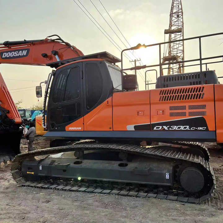 Used Digger DOOSAN DX300 Construction Machinery Construction Digger Used DOOSAN DX300 Cheap Excavator - حفار زحاف: صورة 1 Used Digger DOOSAN DX300 Construction Machinery Construction Digger Used DOOSAN DX300 Cheap Excavator - حفار زحاف: صورة 1