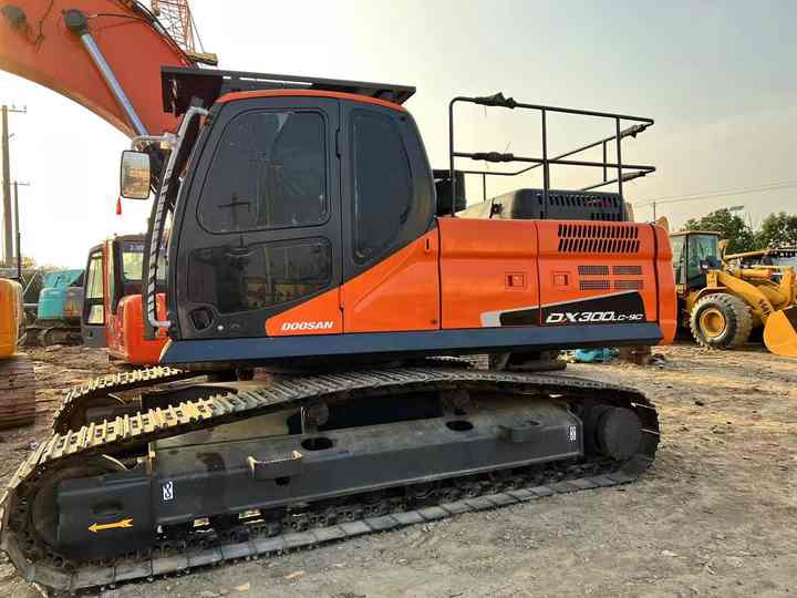 Used Digger DOOSAN DX300 Construction Machinery Construction Digger Used DOOSAN DX300 Cheap Excavator - حفار زحاف: صورة 2 Used Digger DOOSAN DX300 Construction Machinery Construction Digger Used DOOSAN DX300 Cheap Excavator - حفار زحاف: صورة 2