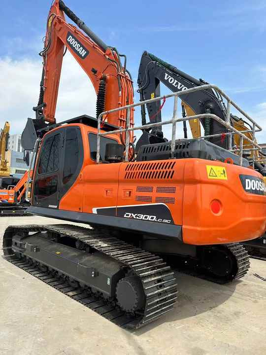 Used Excavator Doosan DX300 Excavators Mini Equipment Earth Moving Machinery Doosan Digger Excavator for Sale - حفارة: صورة 2 Used Excavator Doosan DX300 Excavators Mini Equipment Earth Moving Machinery Doosan Digger Excavator for Sale - حفارة: صورة 2
