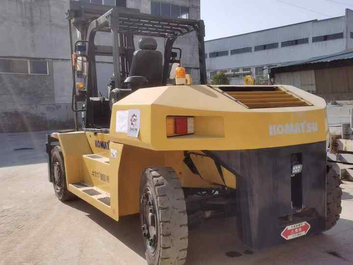 Used Original Japan Brand komatsu 15tons Forklift for Sale Low Working Hours Strong Power - رافعة شوكية: صورة 2 Used Original Japan Brand komatsu 15tons Forklift for Sale Low Working Hours Strong Power - رافعة شوكية: صورة 2