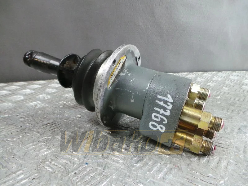 Case 1088 P4743324M - صمام هيدروليكي - آلات البناء: صورة 1 Case 1088 P4743324M - صمام هيدروليكي - آلات البناء: صورة 1