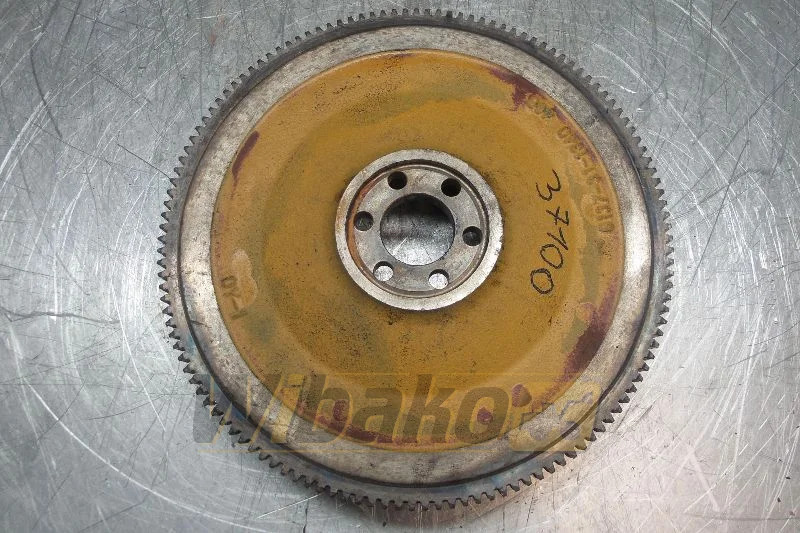 Komatsu S6D105-1 8137-31-1340 - دولاب الموازنة - آلات البناء: صورة 1 Komatsu S6D105-1 8137-31-1340 - دولاب الموازنة - آلات البناء: صورة 1