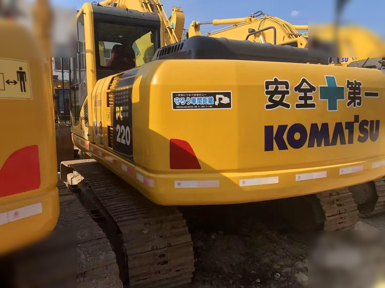 KOMATSU PC220-8 - حفار زحاف: صورة 1 KOMATSU PC220-8 - حفار زحاف: صورة 1