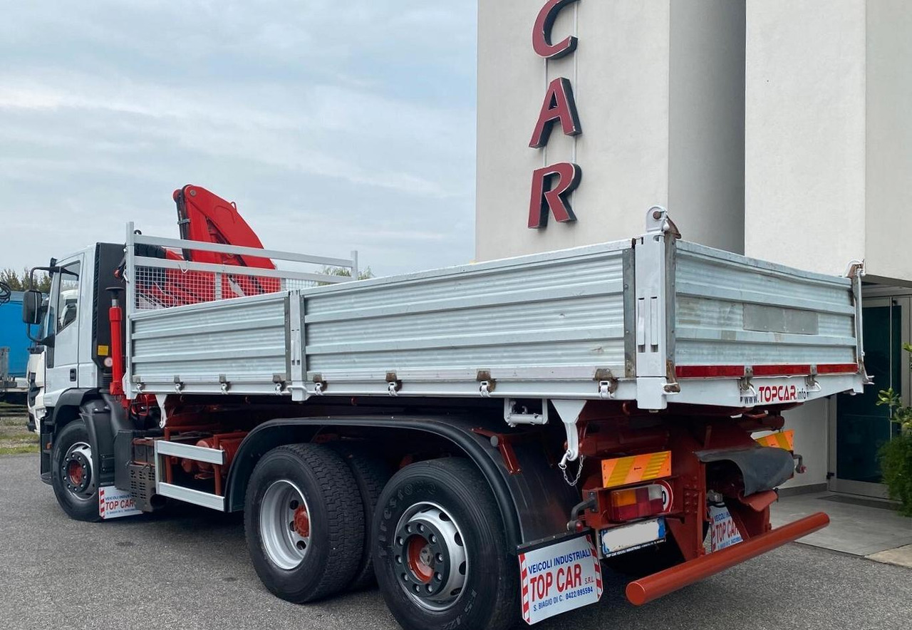 IVECO 440E38 RIBALTABILE TRILATERALE E GRU FASSI - شاحنات مسطحة, شاحنة كرين: صورة 5 IVECO 440E38 RIBALTABILE TRILATERALE E GRU FASSI - شاحنات مسطحة, شاحنة كرين: صورة 5