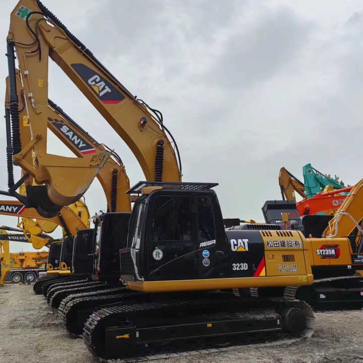 Used Digger CAT 323D2L Construction Machinery Construction Digger Used CAT 323D2L Cheap Excavator - حفار زحاف: صورة 1 Used Digger CAT 323D2L Construction Machinery Construction Digger Used CAT 323D2L Cheap Excavator - حفار زحاف: صورة 1
