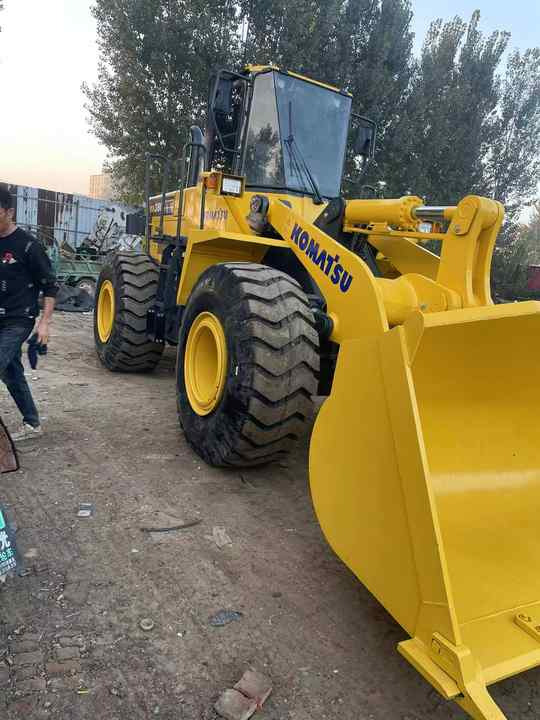 Used Komatsu WA380-3 Front Loader in Very Good Condition Strong Power komatsu 380 Wheel Loader Low Price Hot Sale - اللودر بعجل: صورة 2 Used Komatsu WA380-3 Front Loader in Very Good Condition Strong Power komatsu 380 Wheel Loader Low Price Hot Sale - اللودر بعجل: صورة 2