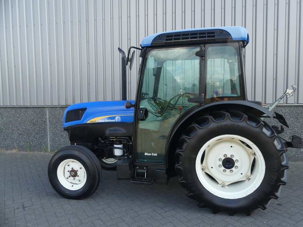 NEW HOLLAND T4040F - جرار صغير: صورة 2 NEW HOLLAND T4040F - جرار صغير: صورة 2