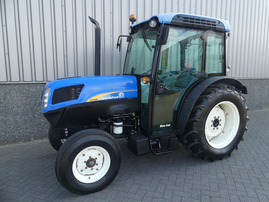 NEW HOLLAND T4040F - جرار صغير: صورة 1 NEW HOLLAND T4040F - جرار صغير: صورة 1