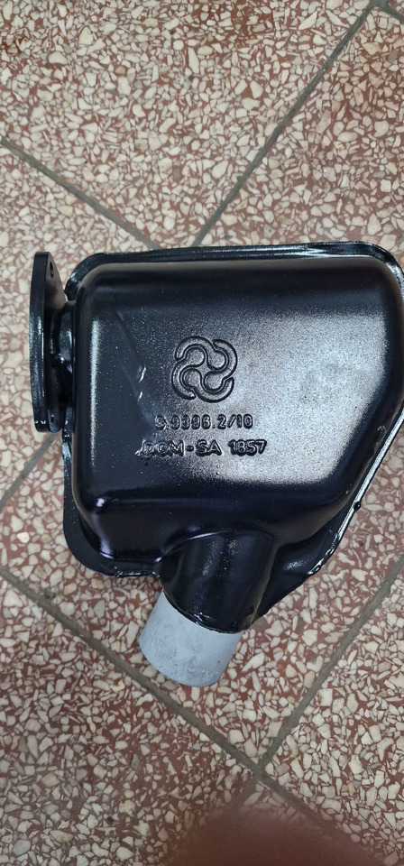 Tłumik Deutz Fahr Same Lamborghini 0.009.9396.2 - قطع غيار - الآلات الزراعية: صورة 1 Tłumik Deutz Fahr Same Lamborghini 0.009.9396.2 - قطع غيار - الآلات الزراعية: صورة 1
