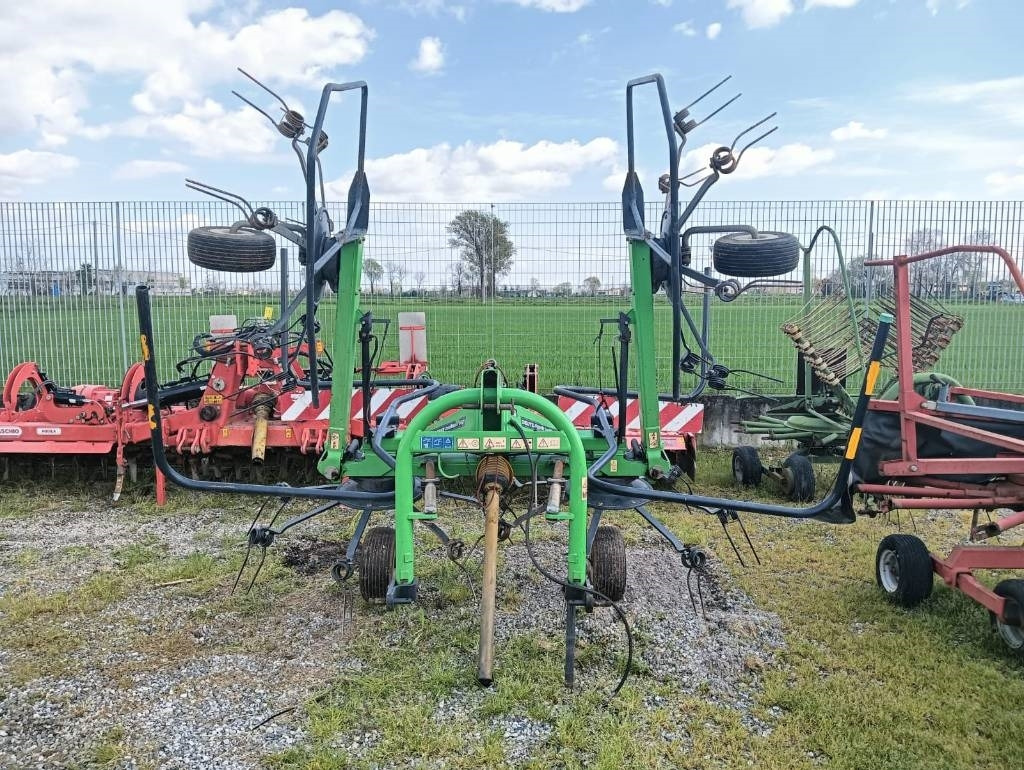 Deutz-fahr 5521 - آلة تغليف بالة التبن: صورة 1 Deutz-fahr 5521 - آلة تغليف بالة التبن: صورة 1
