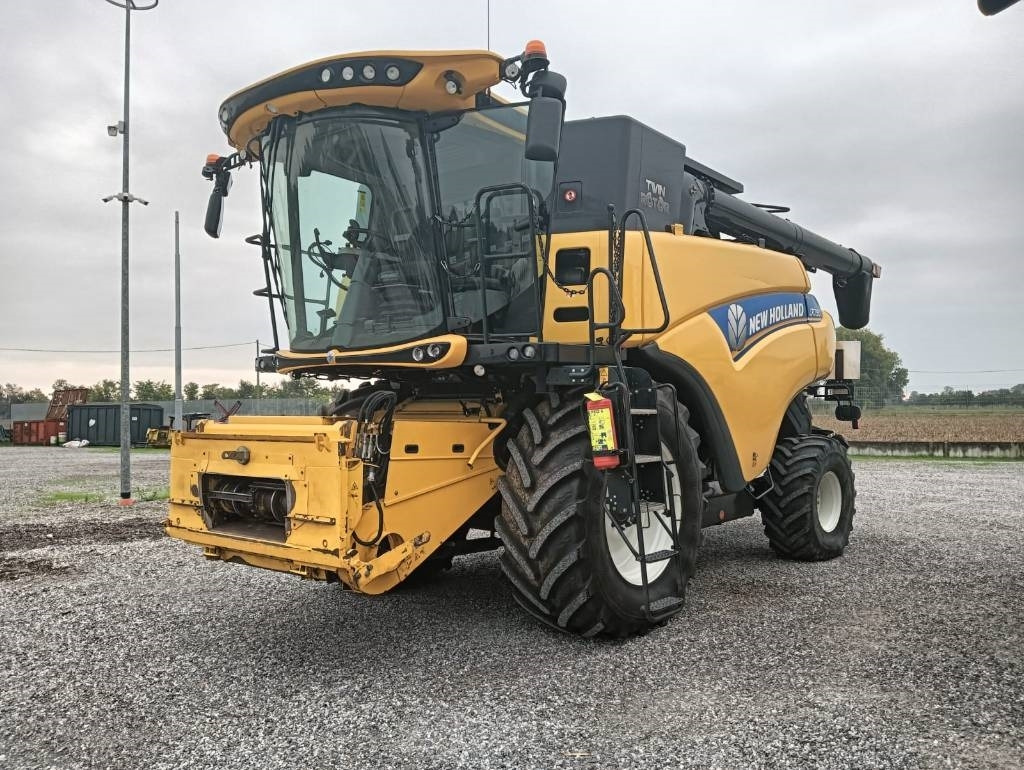 New Holland CR 7.90 - حصادة موحَّدة: صورة 2 New Holland CR 7.90 - حصادة موحَّدة: صورة 2