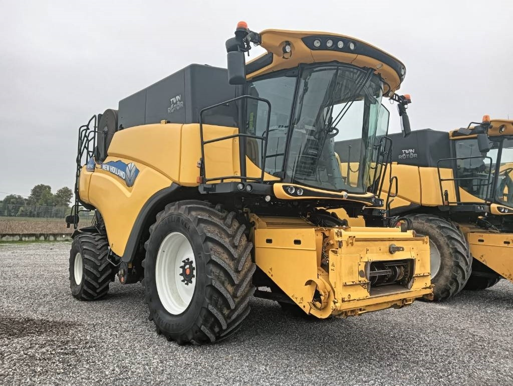 New Holland CR 7.90 - حصادة موحَّدة: صورة 1 New Holland CR 7.90 - حصادة موحَّدة: صورة 1
