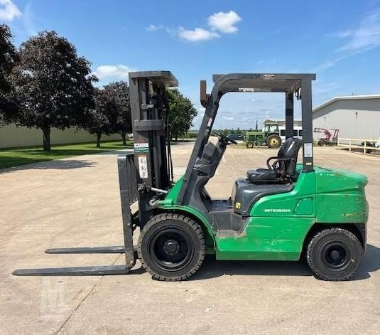 Mitsubishi Chariot élévateur diesel FD30N fenwick - رافعة شوكية ديزل: صورة 1 Mitsubishi Chariot élévateur diesel FD30N fenwick - رافعة شوكية ديزل: صورة 1
