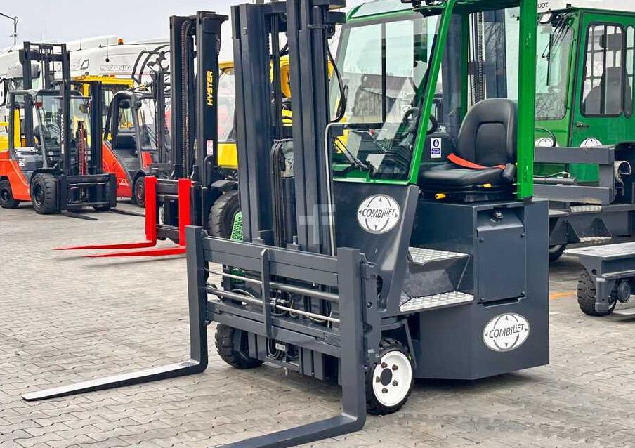 Combilift C2500CB / TRIPLEX / DIESEL / 4900MM / FREE LIFT / POSITIONER 1720MM / LIKE NEW - شاحنة مناولة بأربعة اتجاهات: صورة 1 Combilift C2500CB / TRIPLEX / DIESEL / 4900MM / FREE LIFT / POSITIONER 1720MM / LIKE NEW - شاحنة مناولة بأربعة اتجاهات: صورة 1