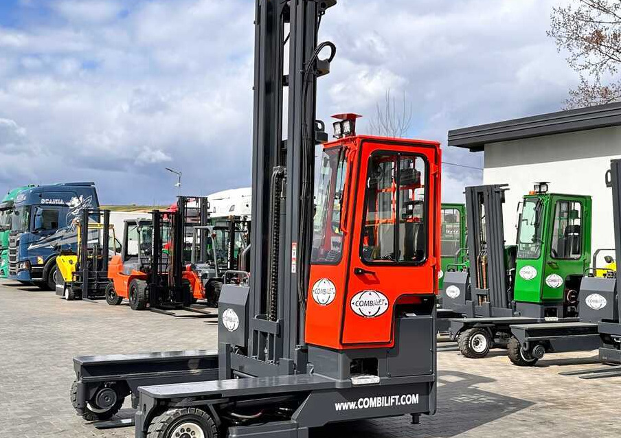 Combilift C4000 / DIESEL / TRIPLEX / 8400MM / FREE LIFT / SIDESHIFT / LIKE NEW - شاحنة مناولة بأربعة اتجاهات: صورة 1 Combilift C4000 / DIESEL / TRIPLEX / 8400MM / FREE LIFT / SIDESHIFT / LIKE NEW - شاحنة مناولة بأربعة اتجاهات: صورة 1