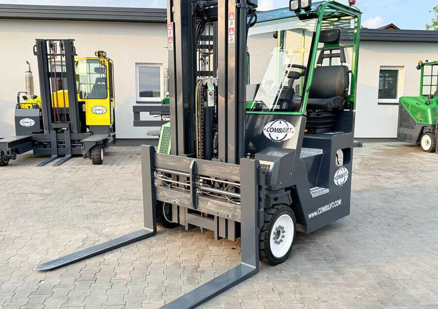 Combilift C4000CB / TRIPLEX - 5200MM / LPG / FREE LIFT / FORK POSITIONER / FORK SIDESHIFT / HEIGHT 2450MM / LIKE NEW - شاحنة مناولة بأربعة اتجاهات: صورة 1 Combilift C4000CB / TRIPLEX - 5200MM / LPG / FREE LIFT / FORK POSITIONER / FORK SIDESHIFT / HEIGHT 2450MM / LIKE NEW - شاحنة مناولة بأربعة اتجاهات: صورة 1