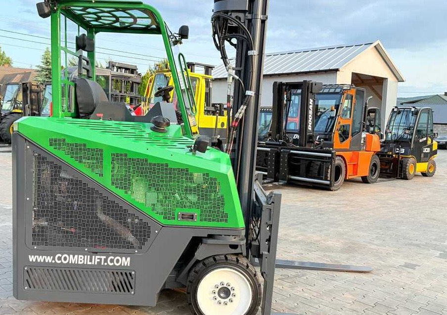 Combilift C4000CB / TRIPLEX - 5200MM / LPG / FREE LIFT / FORK POSITIONER / FORK SIDESHIFT / HEIGHT 2450MM / LIKE NEW - شاحنة مناولة بأربعة اتجاهات: صورة 5 Combilift C4000CB / TRIPLEX - 5200MM / LPG / FREE LIFT / FORK POSITIONER / FORK SIDESHIFT / HEIGHT 2450MM / LIKE NEW - شاحنة مناولة بأربعة اتجاهات: صورة 5