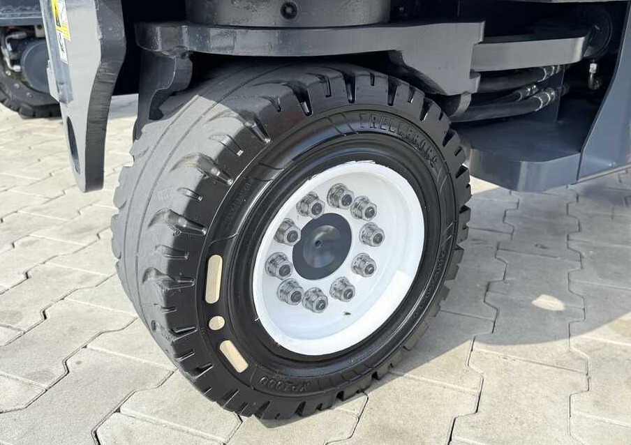 Combilift C4500 / DIESEL / TRIPLEX - 6420MM / FREE-LIFT / WIDE FORK POSITIONER - شاحنة مناولة بأربعة اتجاهات: صورة 4 Combilift C4500 / DIESEL / TRIPLEX - 6420MM / FREE-LIFT / WIDE FORK POSITIONER - شاحنة مناولة بأربعة اتجاهات: صورة 4