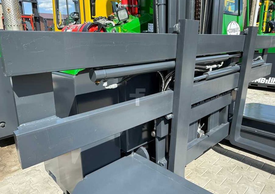 Combilift C5000E / ELECTRIC / TRIPLEX 8300MM / FULL FREE LIFT / WIDE POSITIONER / FORK SIDESHIFT / BATTERY LIKE NEW - شاحنة مناولة بأربعة اتجاهات: صورة 5 Combilift C5000E / ELECTRIC / TRIPLEX 8300MM / FULL FREE LIFT / WIDE POSITIONER / FORK SIDESHIFT / BATTERY LIKE NEW - شاحنة مناولة بأربعة اتجاهات: صورة 5