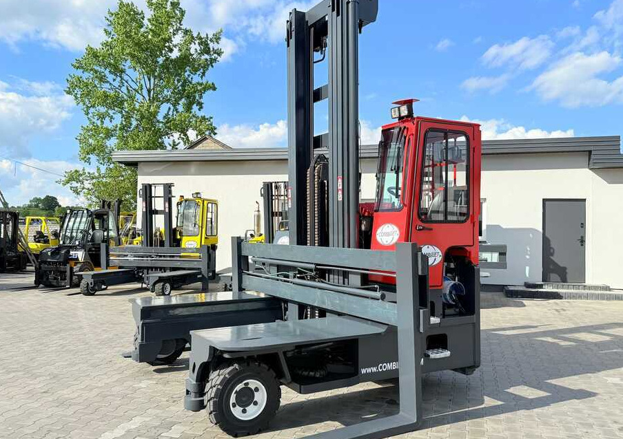 Combilift C8000 / GAS / TRIPLEX 8300 / WIDE FORK POSITIRONER / FREE-LIFT / A comprehensive range of four-way and side-loading forklifts. - شاحنة مناولة بأربعة اتجاهات: صورة 2 Combilift C8000 / GAS / TRIPLEX 8300 / WIDE FORK POSITIRONER / FREE-LIFT / A comprehensive range of four-way and side-loading forklifts. - شاحنة مناولة بأربعة اتجاهات: صورة 2