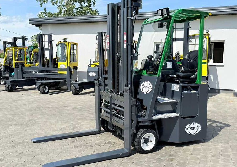 Combilift CB2500 / DIESEL / EXTENDABLE FORKS / TRIPLEX / 5500MM / FREE LIFT / SIDE SHIFT / FORK POSITIONER / LIKE NEW - شاحنة مناولة بأربعة اتجاهات: صورة 2 Combilift CB2500 / DIESEL / EXTENDABLE FORKS / TRIPLEX / 5500MM / FREE LIFT / SIDE SHIFT / FORK POSITIONER / LIKE NEW - شاحنة مناولة بأربعة اتجاهات: صورة 2