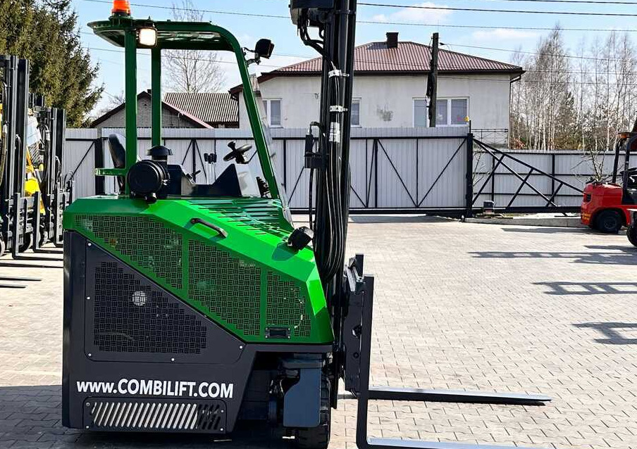 Combilift CB2500 / DIESEL / TRIPLEX / 5500MM / FREE LIFT / SIDE SHIFT / FORK POSITIONER / LIKE NEW - شاحنة مناولة بأربعة اتجاهات: صورة 5 Combilift CB2500 / DIESEL / TRIPLEX / 5500MM / FREE LIFT / SIDE SHIFT / FORK POSITIONER / LIKE NEW - شاحنة مناولة بأربعة اتجاهات: صورة 5