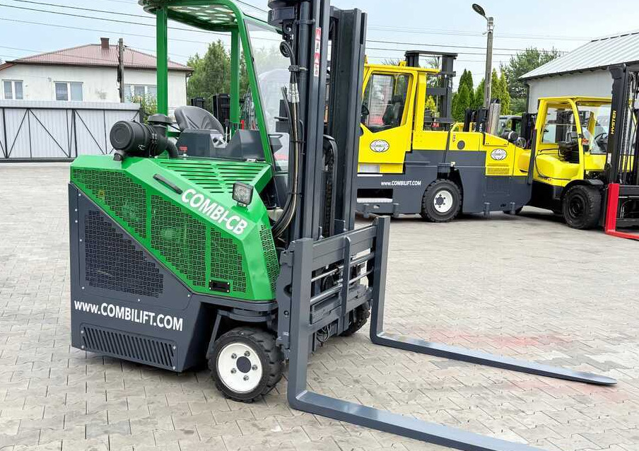 Combilift CB3000 / DIESEL / TRIPLEX 4900MM / FREE LIFT / SIDESHIFT / FORK POSITIONER / 1500MM FORKS / LIKE NEW - شاحنة مناولة بأربعة اتجاهات: صورة 5 Combilift CB3000 / DIESEL / TRIPLEX 4900MM / FREE LIFT / SIDESHIFT / FORK POSITIONER / 1500MM FORKS / LIKE NEW - شاحنة مناولة بأربعة اتجاهات: صورة 5