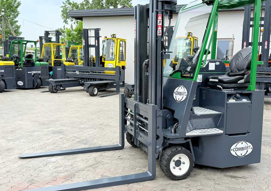 Combilift CB3000 / DIESEL / TRIPLEX 4900MM / FREE LIFT / SIDESHIFT / FORK POSITIONER / 1500MM FORKS / LIKE NEW - شاحنة مناولة بأربعة اتجاهات: صورة 1 Combilift CB3000 / DIESEL / TRIPLEX 4900MM / FREE LIFT / SIDESHIFT / FORK POSITIONER / 1500MM FORKS / LIKE NEW - شاحنة مناولة بأربعة اتجاهات: صورة 1