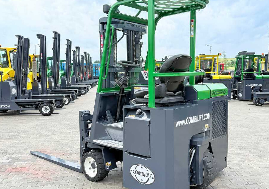شاحنة مناولة بأربعة اتجاهات Combilift CB3000 / DIESEL / TRIPLEX 4900MM / FREE LIFT / SIDESHIFT / FORK POSITIONER / 1500MM FORKS / LIKE NEW: صورة 10