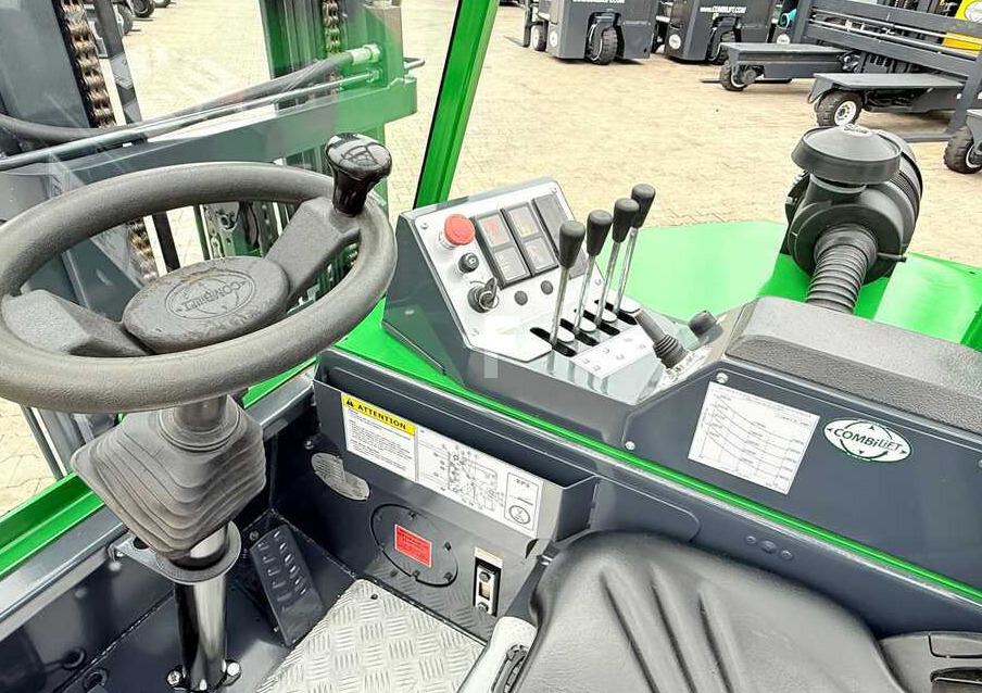 شاحنة مناولة بأربعة اتجاهات Combilift CB3000 / DIESEL / TRIPLEX 4900MM / FREE LIFT / SIDESHIFT / FORK POSITIONER / 1500MM FORKS / LIKE NEW: صورة 14