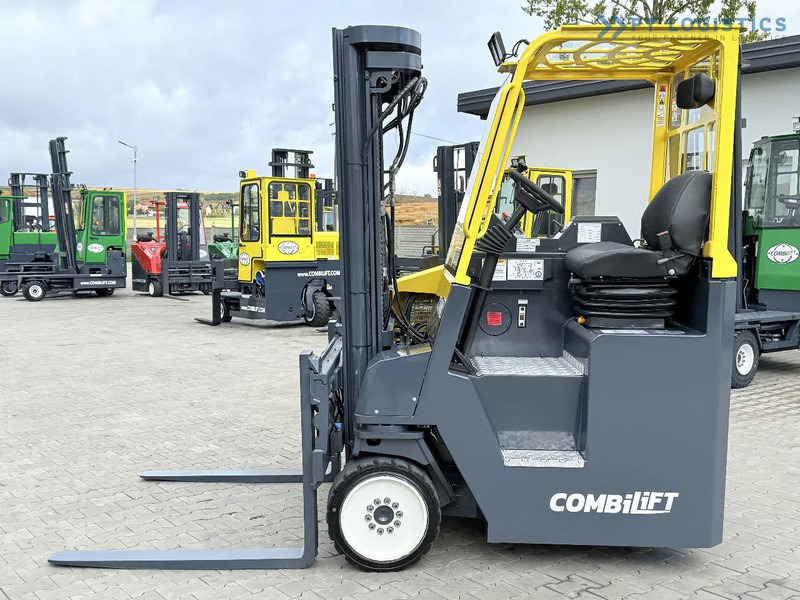 Combilift CB4000 / GAS / TRIPLEX 5200MM / FREE LIFT / FORK POSITIONER / SIDE SHIFT / EXCELLENT CONDITION / Wide range of four-way and side - شاحنة مناولة بأربعة اتجاهات: صورة 2 Combilift CB4000 / GAS / TRIPLEX 5200MM / FREE LIFT / FORK POSITIONER / SIDE SHIFT / EXCELLENT CONDITION / Wide range of four-way and side - شاحنة مناولة بأربعة اتجاهات: صورة 2