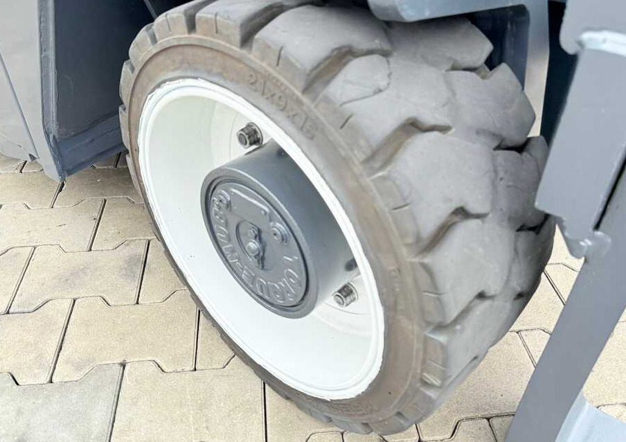 Combilift CBE4000 / TRIPLEX / 5200 / FREE-LIFT - شاحنة مناولة بأربعة اتجاهات: صورة 5 Combilift CBE4000 / TRIPLEX / 5200 / FREE-LIFT - شاحنة مناولة بأربعة اتجاهات: صورة 5