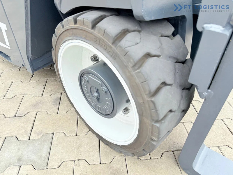 Combilift CBE4000 / TRIPLEX 5200MM / ELECTRIC / FREE LIFT / FORK POSITIONER / SIDE SHIFT / LIKE NEW CBE4000 / TRIPLEX 5200MM / ELECTRIC / - شاحنة مناولة بأربعة اتجاهات: صورة 5 Combilift CBE4000 / TRIPLEX 5200MM / ELECTRIC / FREE LIFT / FORK POSITIONER / SIDE SHIFT / LIKE NEW CBE4000 / TRIPLEX 5200MM / ELECTRIC / - شاحنة مناولة بأربعة اتجاهات: صورة 5