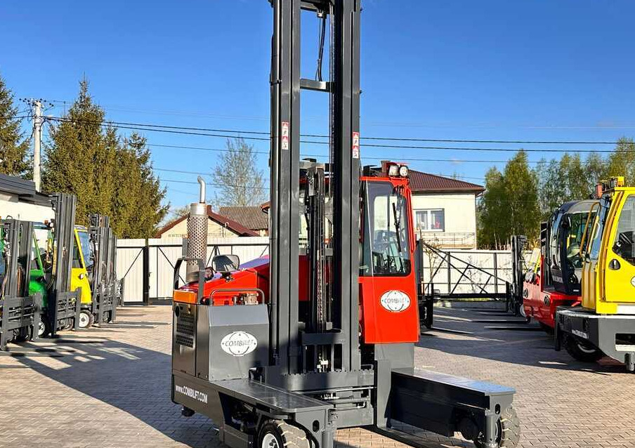 Combilift COMBILIFT C4000 – TRIPLEX 9300 mm – Year 2017 – GAS – FREE LIFT – FORK SIDE SHIFT – CONDITION 5/5 - شاحنة مناولة بأربعة اتجاهات: صورة 5 Combilift COMBILIFT C4000 – TRIPLEX 9300 mm – Year 2017 – GAS – FREE LIFT – FORK SIDE SHIFT – CONDITION 5/5 - شاحنة مناولة بأربعة اتجاهات: صورة 5