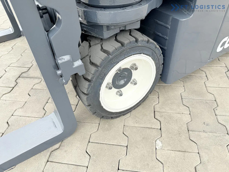 Combilift Combilift CBE2500 / TRIPLEX / 5500MM / FREE LIFT / ELECTRIC DRIVE / ONLY 2300 MTH / FORK POSITIONER / SIDE SHIFT / NEW TYRES / L - شاحنة مناولة بأربعة اتجاهات: صورة 4 Combilift Combilift CBE2500 / TRIPLEX / 5500MM / FREE LIFT / ELECTRIC DRIVE / ONLY 2300 MTH / FORK POSITIONER / SIDE SHIFT / NEW TYRES / L - شاحنة مناولة بأربعة اتجاهات: صورة 4
