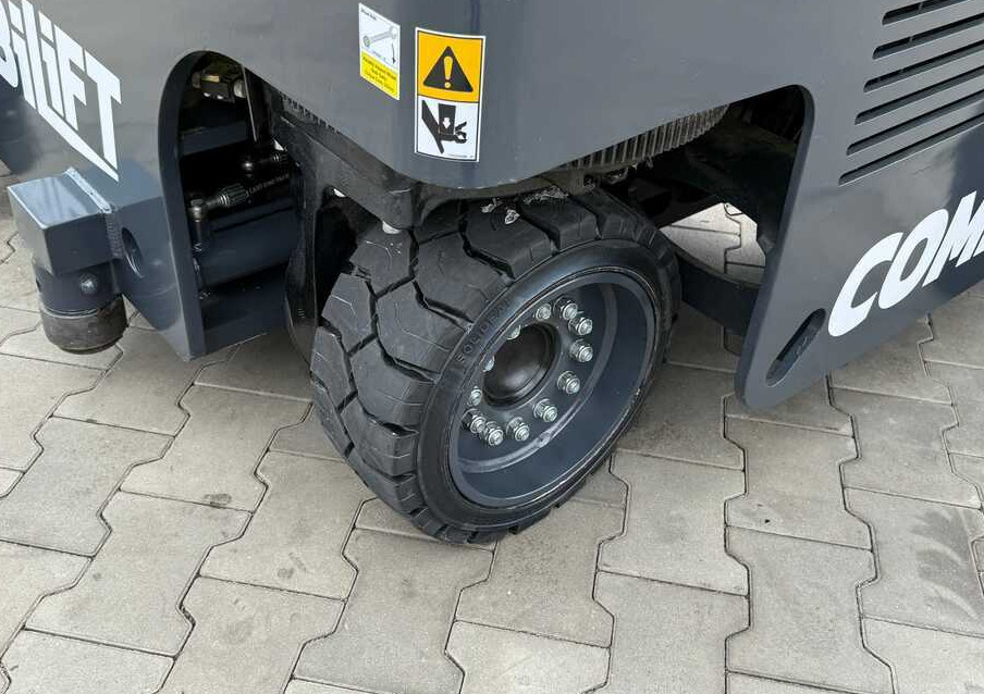 Combilift MR / ELECTRIC / TRIPLEX – 6000MM / FULL FREE LIFT / WIDE POSITIONER / FORK SIDESHIFT / ONLY 1400 HOURS / LIKE NEW - شاحنة مناولة بأربعة اتجاهات: صورة 5 Combilift MR / ELECTRIC / TRIPLEX – 6000MM / FULL FREE LIFT / WIDE POSITIONER / FORK SIDESHIFT / ONLY 1400 HOURS / LIKE NEW - شاحنة مناولة بأربعة اتجاهات: صورة 5