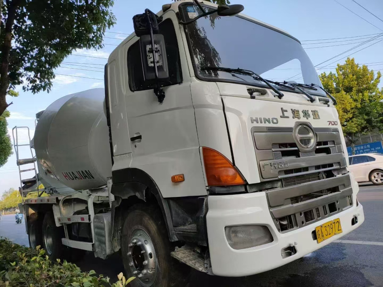 HINO 700  - شاحنة صهريج: صورة 3 HINO 700  - شاحنة صهريج: صورة 3