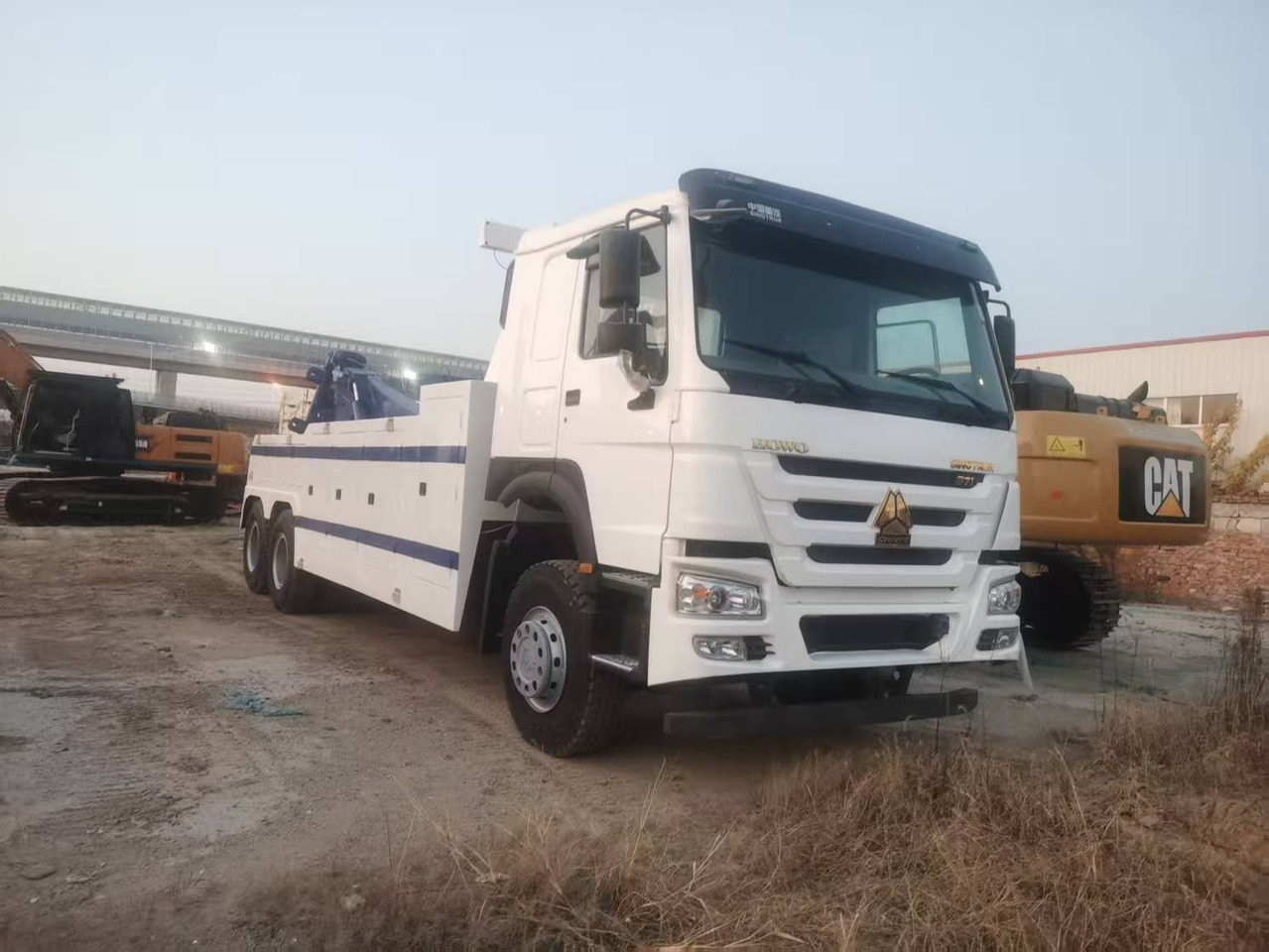 HOWO tow truck - شاحنة كرين: صورة 1 HOWO tow truck - شاحنة كرين: صورة 1