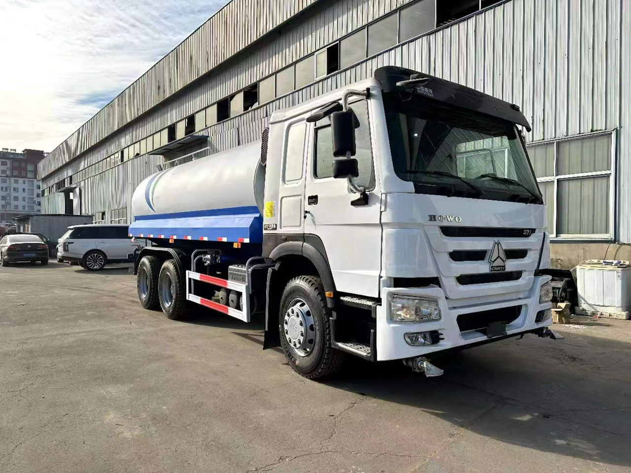 SINOTRUK 20  cubic  meters  tanker - شاحنة صهريج: صورة 1 SINOTRUK 20  cubic  meters  tanker - شاحنة صهريج: صورة 1