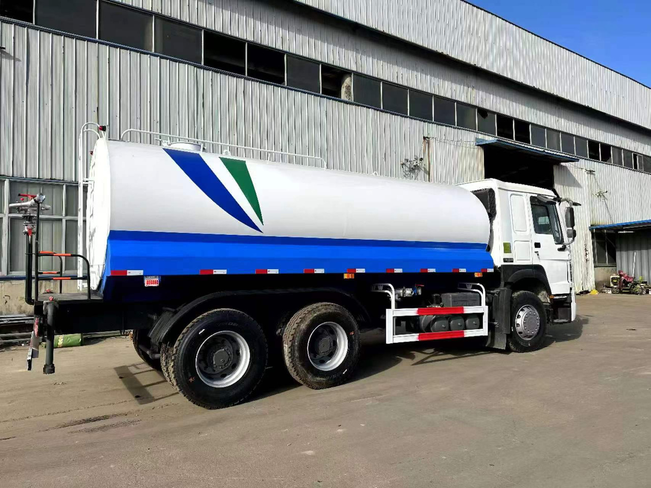 SINOTRUK 20  cubic  meters  tanker - شاحنة صهريج: صورة 5 SINOTRUK 20  cubic  meters  tanker - شاحنة صهريج: صورة 5