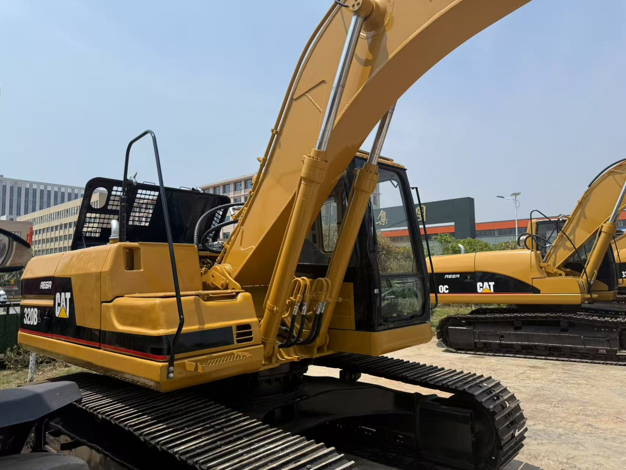 CATERPILLAR CRAWLER EXCAVATOR CAT 320B in Low Price for Hot Sale - حفار زحاف: صورة 2 CATERPILLAR CRAWLER EXCAVATOR CAT 320B in Low Price for Hot Sale - حفار زحاف: صورة 2