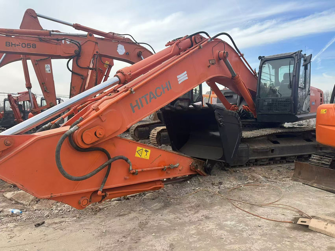 HITACHI USED EXCAVATOR ZX350-5G HOTSALE - آلات البناء: صورة 2 HITACHI USED EXCAVATOR ZX350-5G HOTSALE - آلات البناء: صورة 2