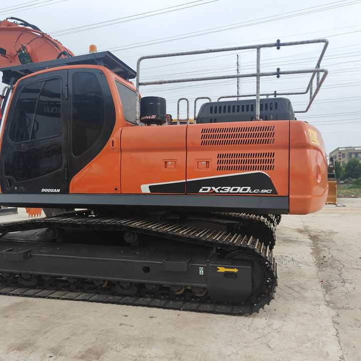 Used Digger DOOSAN DX300 Construction Machinery Construction Digger Used DOOSAN DX300 Cheap Excavator - حفار زحاف: صورة 2 Used Digger DOOSAN DX300 Construction Machinery Construction Digger Used DOOSAN DX300 Cheap Excavator - حفار زحاف: صورة 2