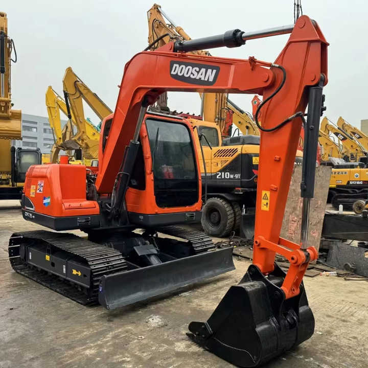 Used Digger DOOSAN DX75 Construction Machinery Construction Digger Used DOOSAN DX75 Cheap Excavator - حفار زحاف: صورة 1 Used Digger DOOSAN DX75 Construction Machinery Construction Digger Used DOOSAN DX75 Cheap Excavator - حفار زحاف: صورة 1