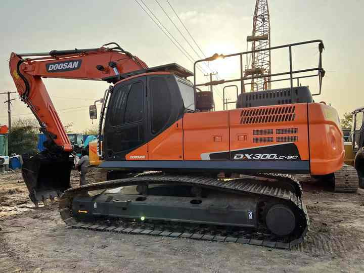 Used Excavator Doosan DX300 Excavators Mini Equipment Moving Machinery Doosan Digger Excavator for Sale - حفار زحاف: صورة 1 Used Excavator Doosan DX300 Excavators Mini Equipment Moving Machinery Doosan Digger Excavator for Sale - حفار زحاف: صورة 1