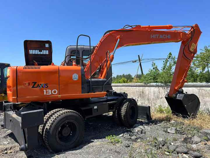 Used Wheel Excavator Hitachi ZX 130W Made in Japan 13tonHitachi Zx130w Wheel Excavator Price Used Hitachi Zx130 Excavator SALE - حفارة: صورة 4 Used Wheel Excavator Hitachi ZX 130W Made in Japan 13tonHitachi Zx130w Wheel Excavator Price Used Hitachi Zx130 Excavator SALE - حفارة: صورة 4
